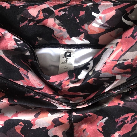 Fabletics mid rise powerhold Capri - Picture 4 of 4